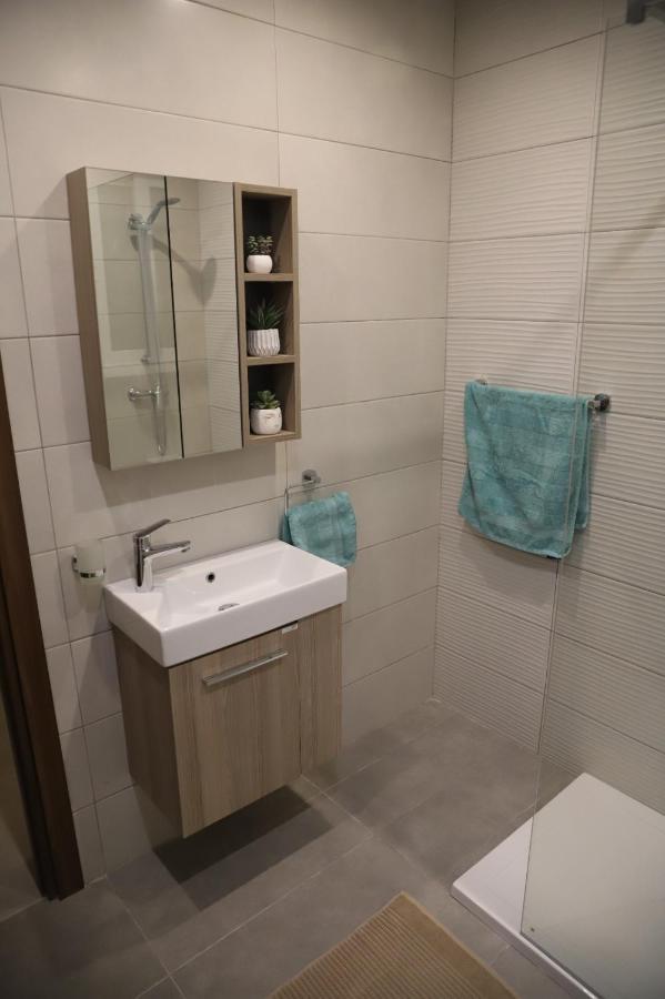 Lovely Holiday Home Next To Bus Terminus 세인트폴스베이 외부 사진