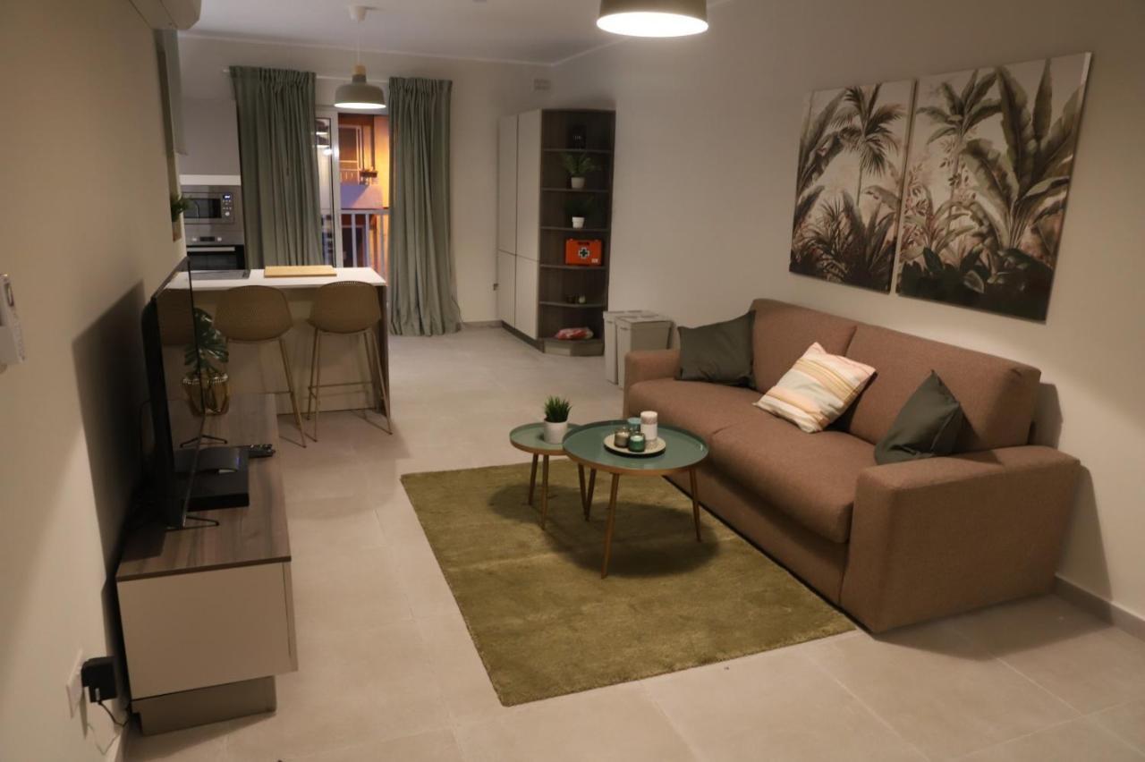Lovely Holiday Home Next To Bus Terminus 세인트폴스베이 외부 사진