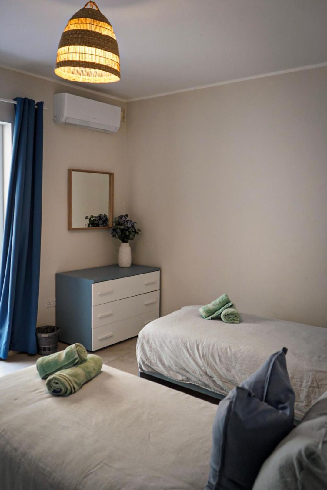 Lovely Holiday Home Next To Bus Terminus 세인트폴스베이 외부 사진