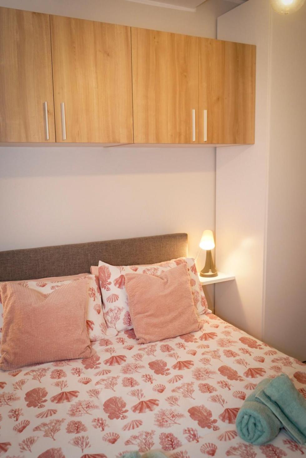 Lovely Holiday Home Next To Bus Terminus 세인트폴스베이 외부 사진
