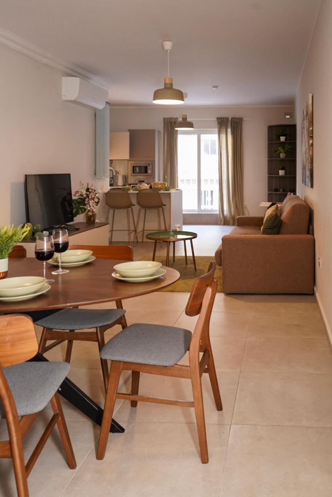 Lovely Holiday Home Next To Bus Terminus 세인트폴스베이 외부 사진