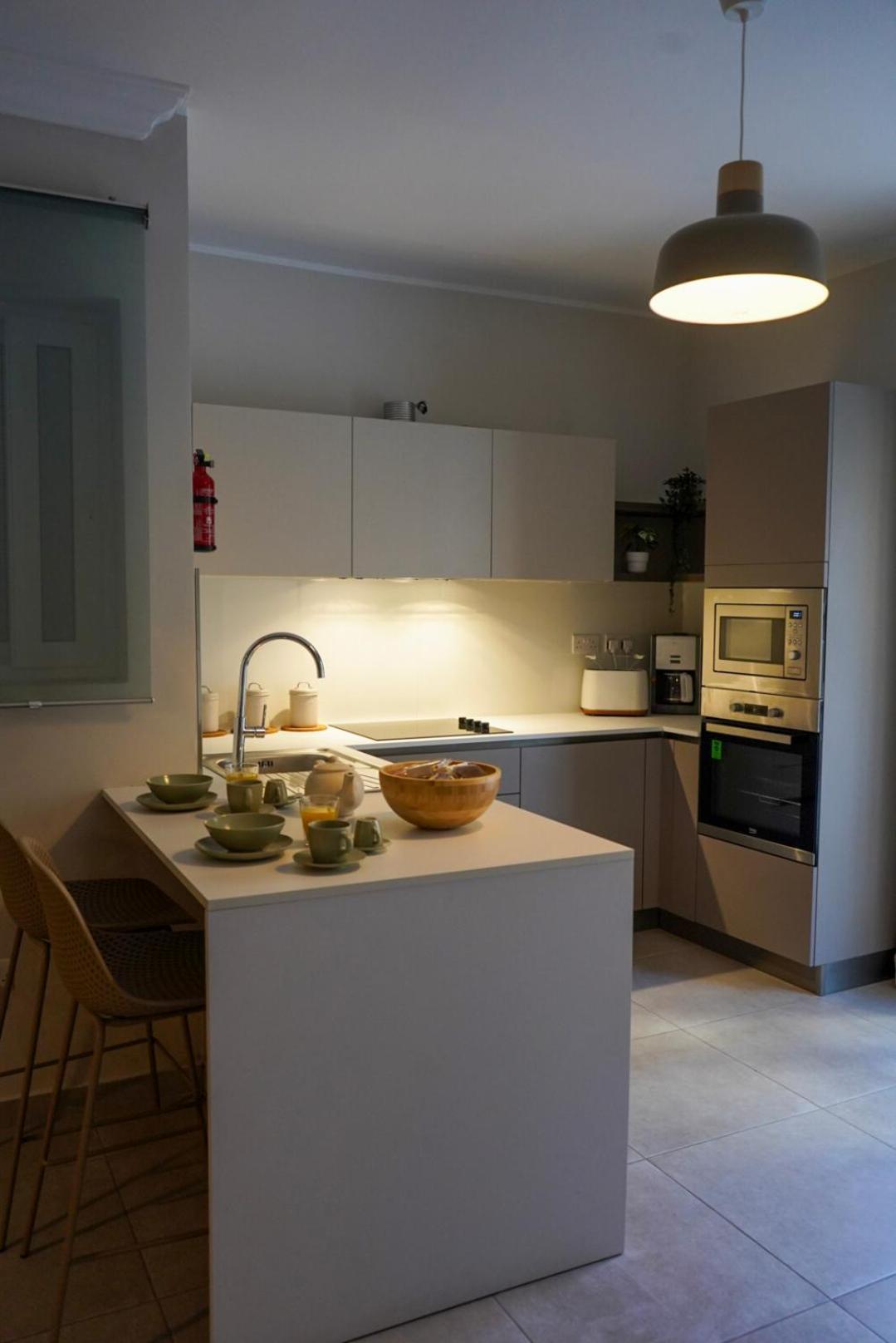 Lovely Holiday Home Next To Bus Terminus 세인트폴스베이 외부 사진
