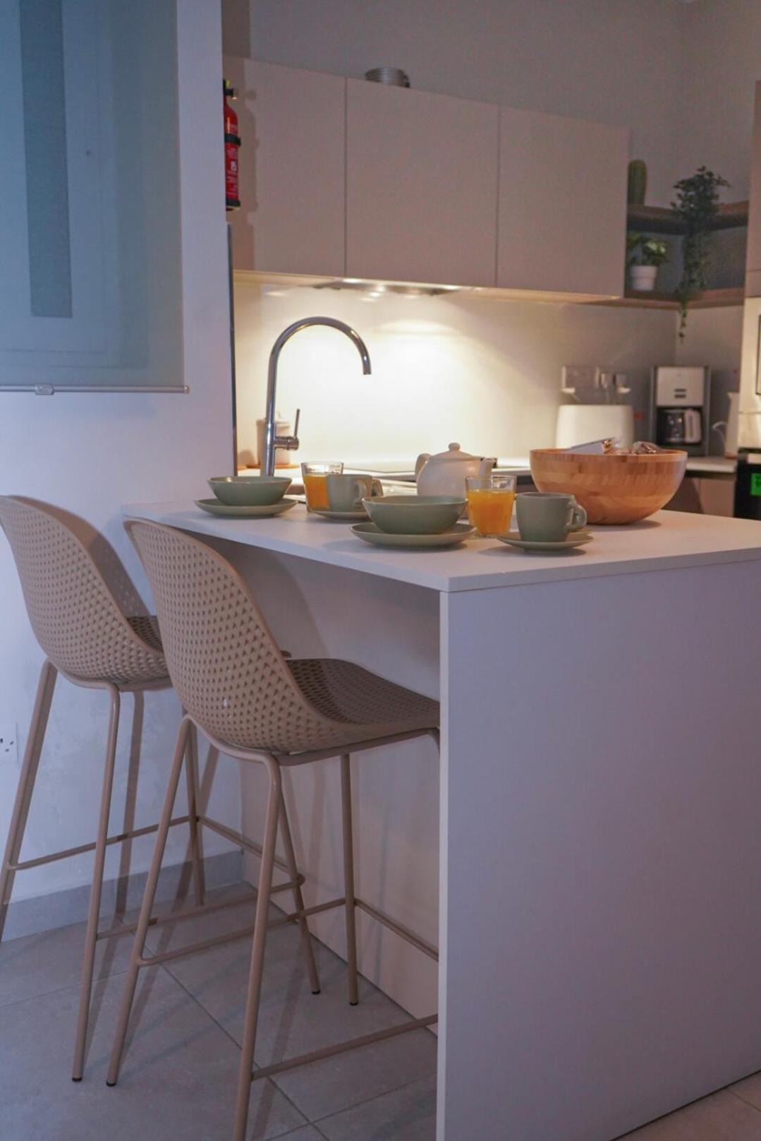 Lovely Holiday Home Next To Bus Terminus 세인트폴스베이 외부 사진