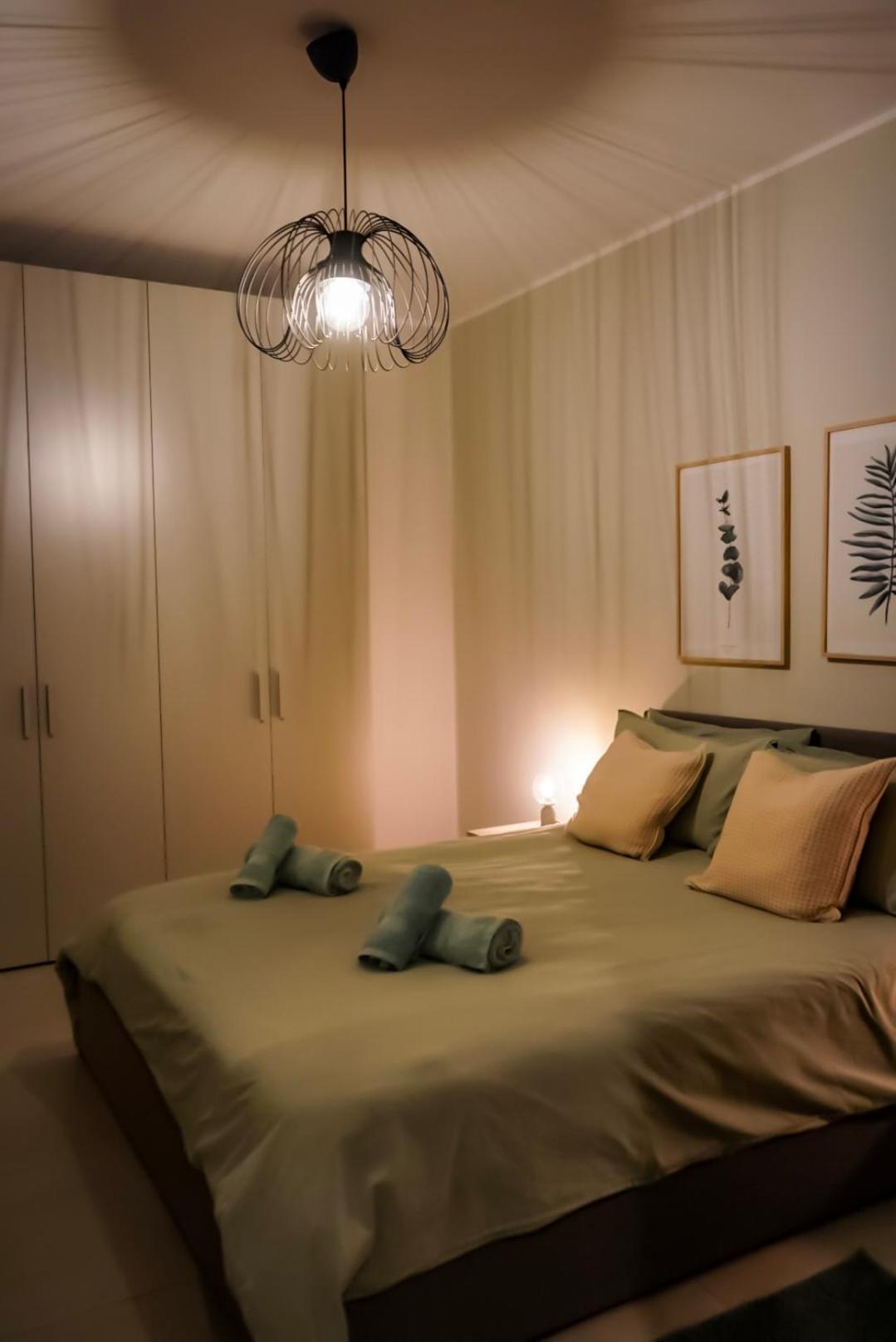 Lovely Holiday Home Next To Bus Terminus 세인트폴스베이 외부 사진