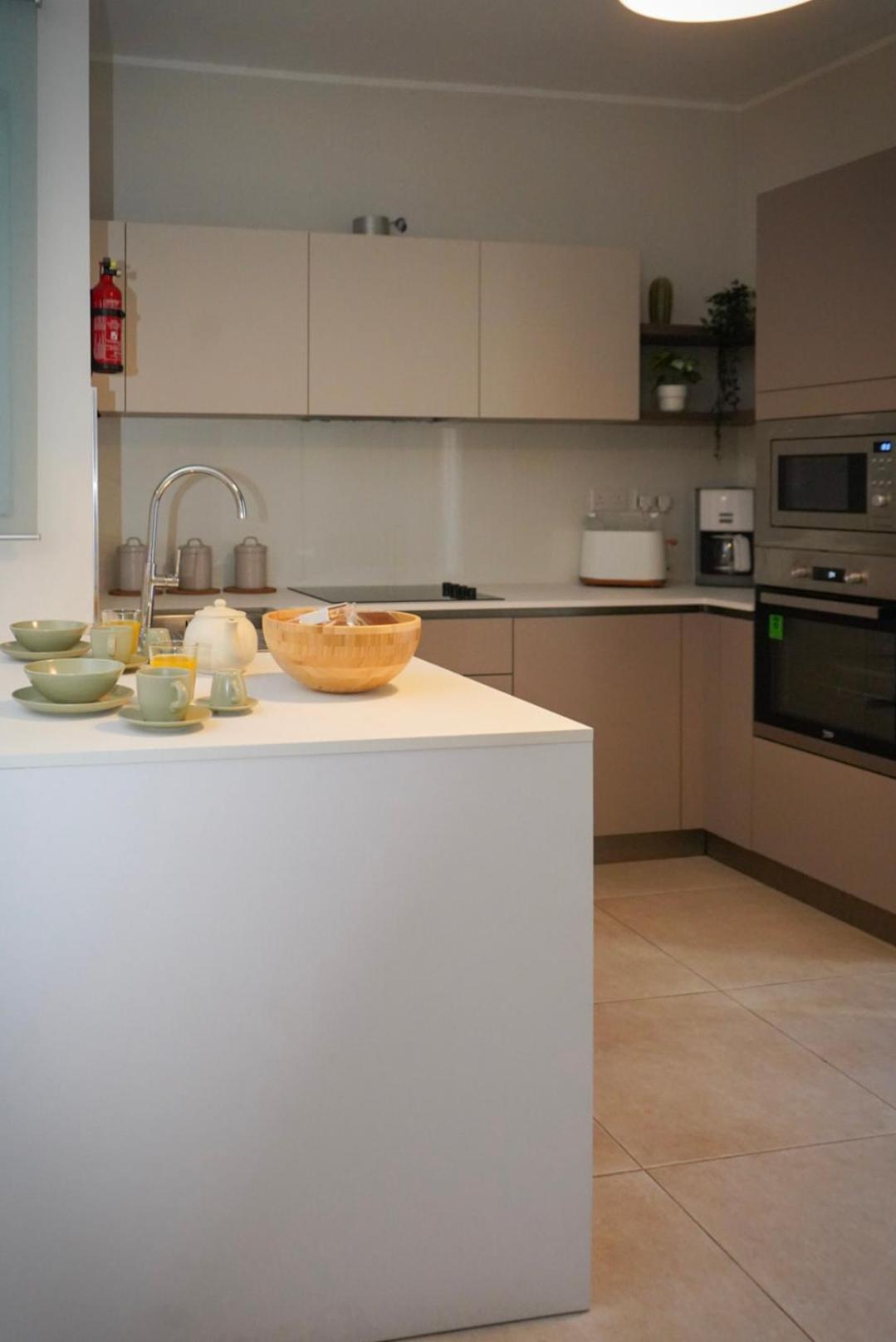Lovely Holiday Home Next To Bus Terminus 세인트폴스베이 외부 사진